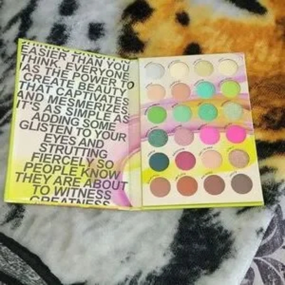 Kara eyeshadow pallet - Picture 2 of 3